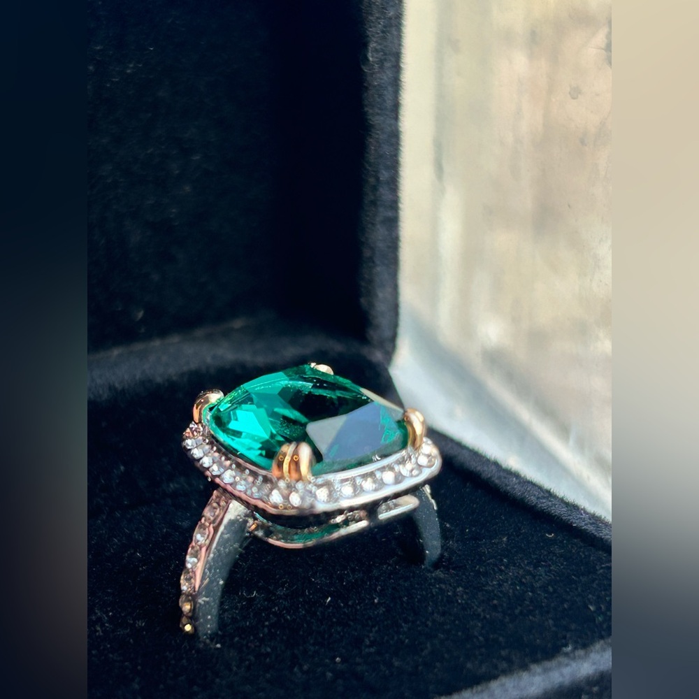 Size 8 - Beautiful Teal Green Cocktail Ring, Large Center Stone - Picture 13 of 17
